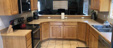 冷蔵庫、電子レンジ、オーブン、コンロ