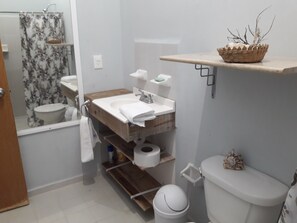 Toallas, shampoo, papel de baño 