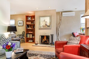 TV, fireplace, books, stereo - Live The Railyard Arts District In Style. Walk to restaurants and Plaza (Santa Fe)