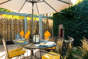 Outdoor dining - Live The Railyard Arts District In Style. Walk to restaurants and Plaza (Santa Fe)