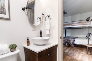 Ensemble baignoire-douche, séchoir à cheveux, serviettes fournies, savon