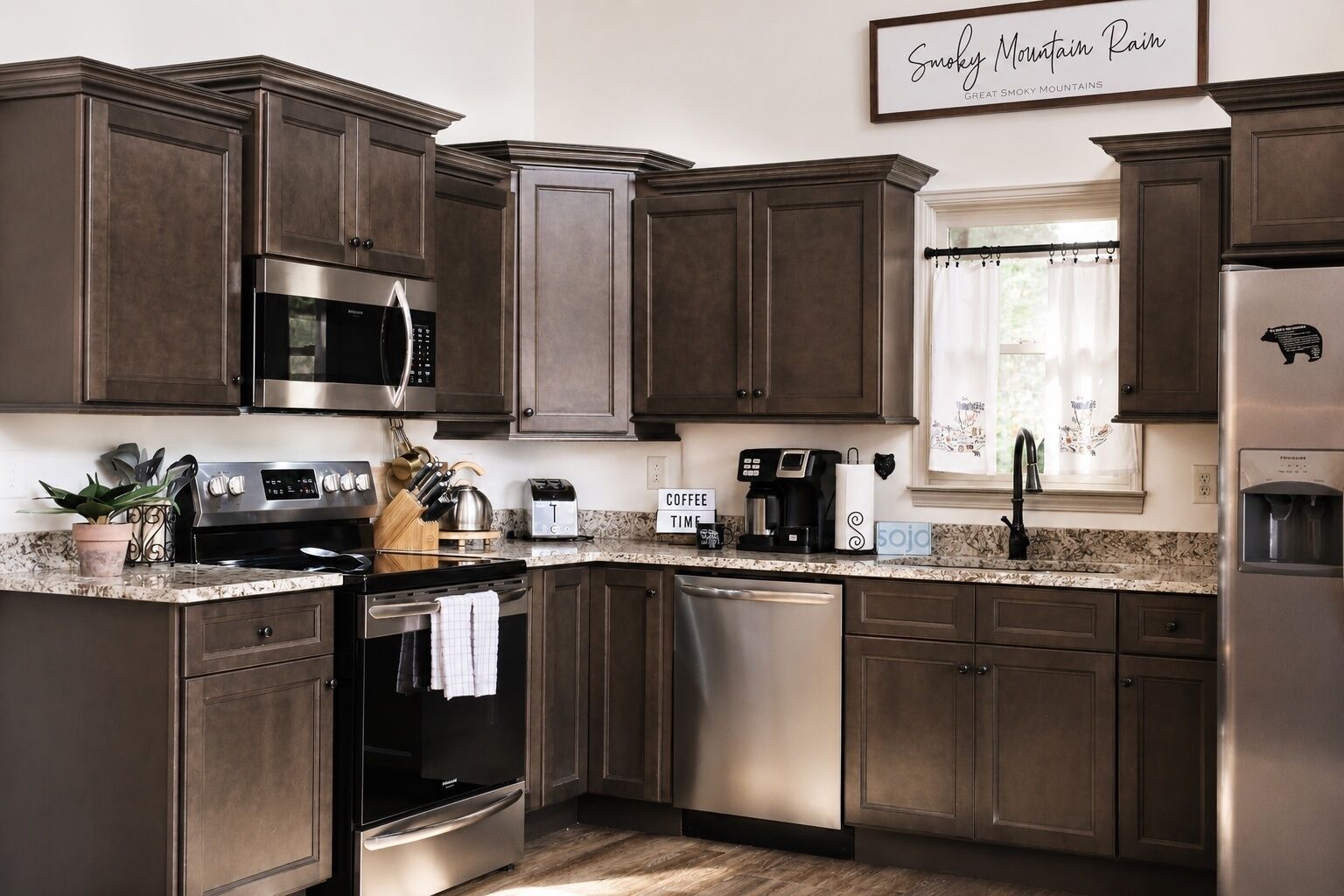 Coffee/tea maker, fridge, microwave, oven