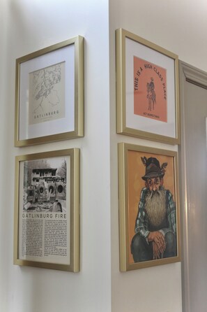 Quatre tableaux encadrés accrochés au mur.