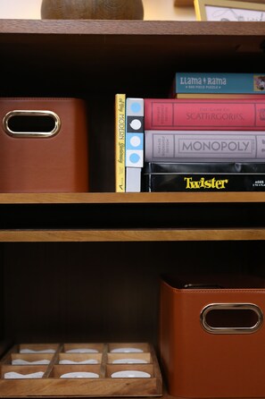 Une bibliothèque contenant divers jeux de société et livres.