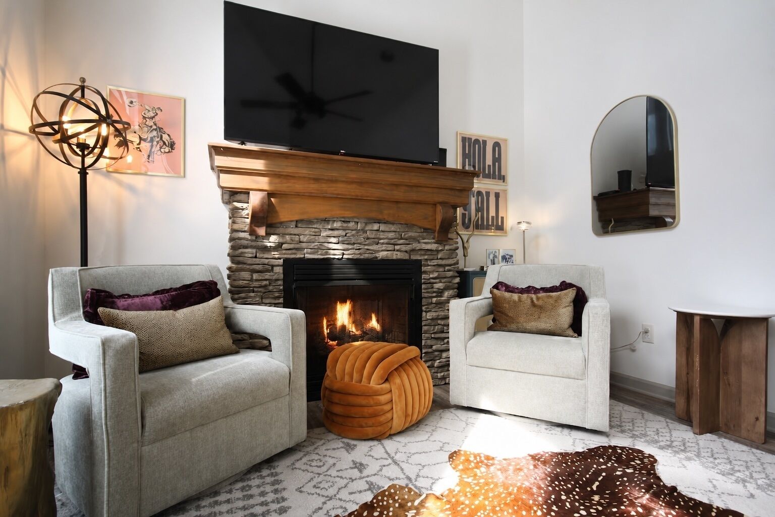 TV connectée, cheminée, chaîne hi-fi