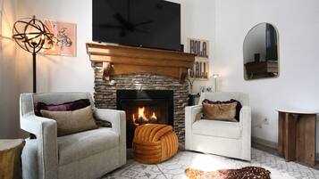 Smart TV, lareira, aparelho de som