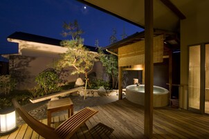 Ropa de cama de alta calidad y caja de seguridad en la habitación 