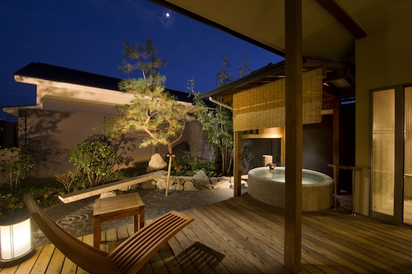 Japanese Western Style Room for 4 Guests with Open-air Bath and Garden View (Type A) | Premium bedding, in-room safe, desk, free WiFi - Migiwaya (Yaizu)