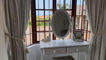 1 bedroom, Egyptian cotton sheets, premium bedding, in-room safe