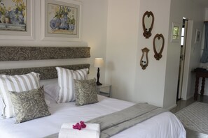 Egyptian cotton sheets, premium bedding, in-room safe - Berkeley House (Durban North)