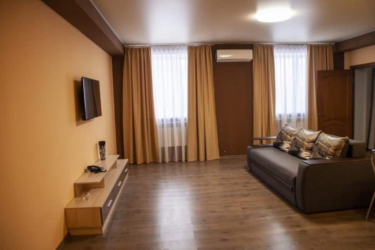 Deluxe Studio Suite | In-room safe, soundproofing, free WiFi, bed sheets