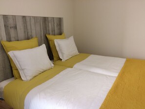 Standard-Suite, 2 Einzelbetten, eigenes Bad, Erdgeschoss | Hochwertige Bettwaren, Betten mit Memory-Foam-Matratzen