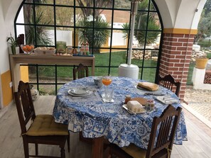 Tägliches kontinentales Frühstück (7.5 EUR pro Person)