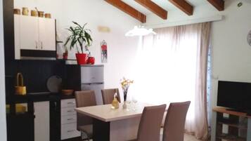 Apartment, 1 Bedroom, Balcony, Sea View | In-room dining