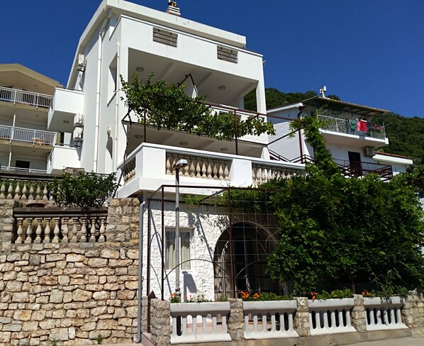 Front of property - Apartments Jovanovic (Petrovac)