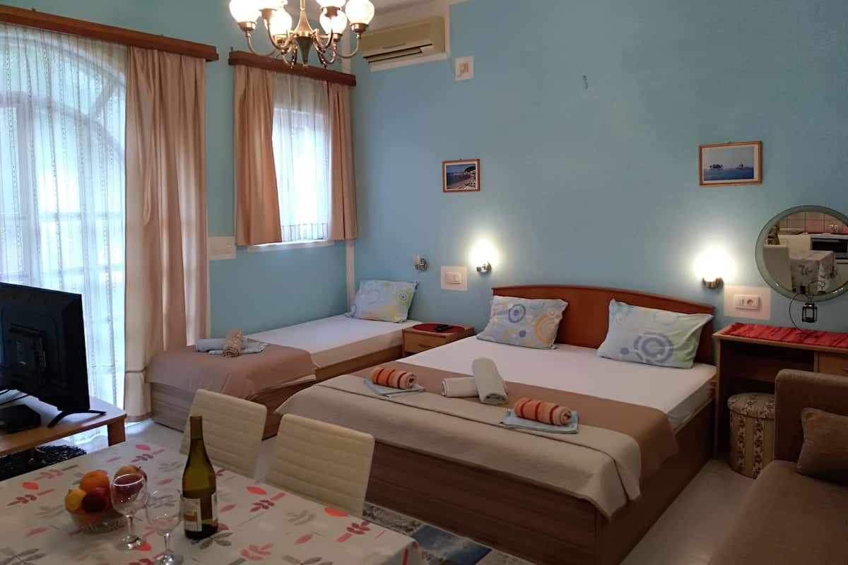 Tabla de planchar con plancha, wifi gratis y ropa de cama