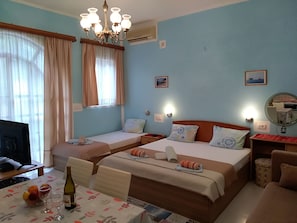 Estudio, Terraza | Tabla de planchar con plancha, wifi gratis y ropa de cama 