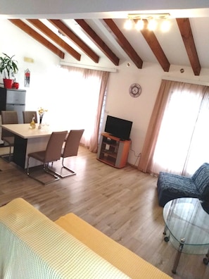 Departamento, 1 habitación, balcón, vista al mar | Sala de estar | Televisión de pantalla plana 