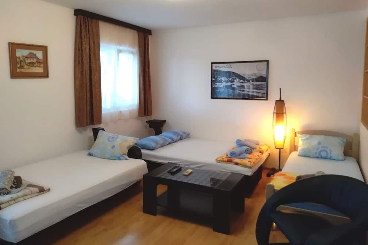 Tabla de planchar con plancha, wifi gratis y ropa de cama