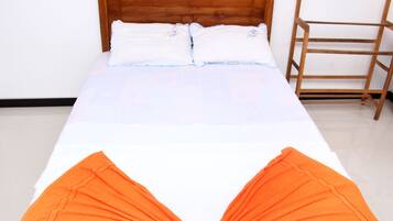 Escritorio, sistema de insonorización, wifi gratis y ropa de cama