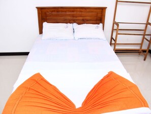 Desk, soundproofing, free WiFi, bed sheets - Lotus Villa (Mirissa)