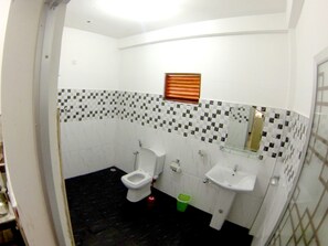 Apartamento, no fumadores | Baño | Ducha, cabezal de ducha tipo lluvia y toallas