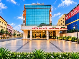 Un hôtel appelé Arya Palace, doté d’une façade moderne en verre, d’un jardin sur la terrasse et d’un restaurant nommé Arina.