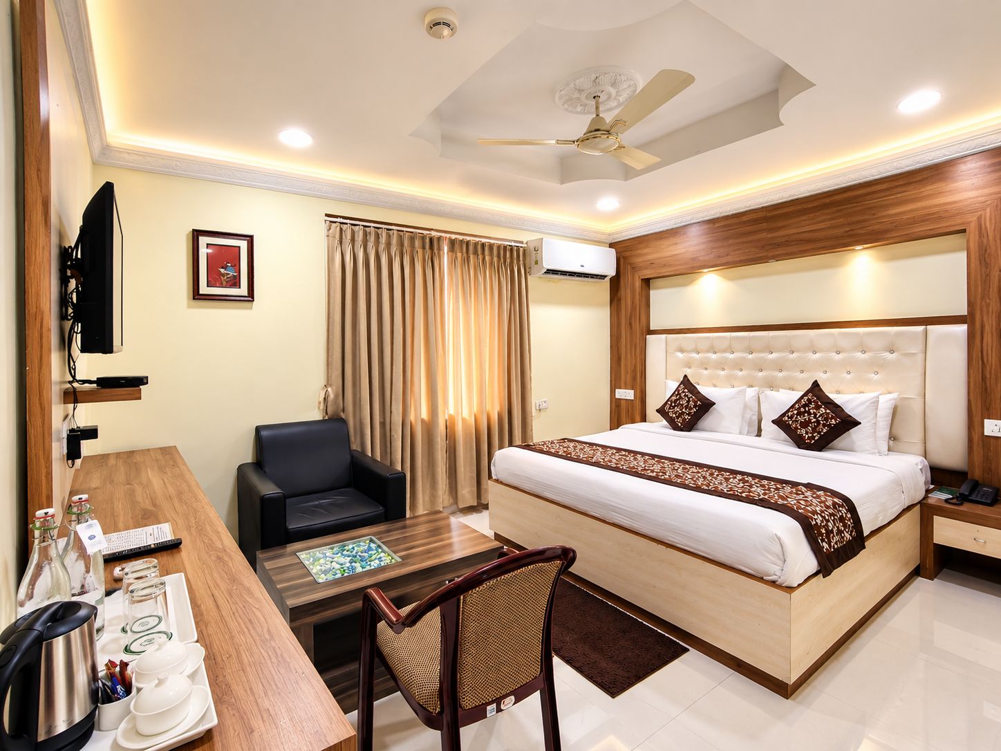 Deluxe Room | In-room safe, desk, soundproofing, iron/ironing board (on request)