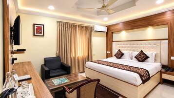 Deluxe Room | In-room safe, desk, soundproofing, iron/ironing board (on request)