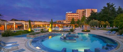 2 albercas techadas y 2 albercas al aire libre