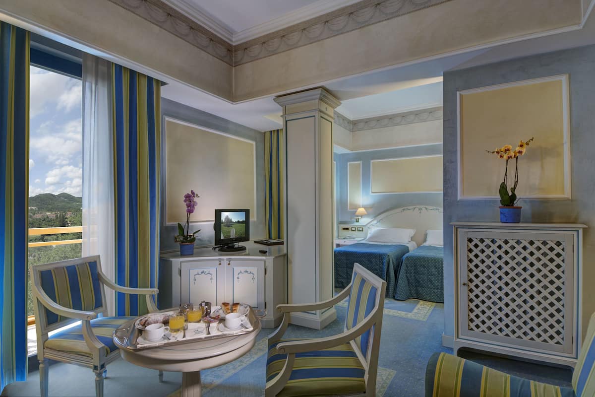 Junior suite, 2 slaapkamers, niet-roken | Een kluis op de kamer, verduisterende gordijnen, geluiddichte muren