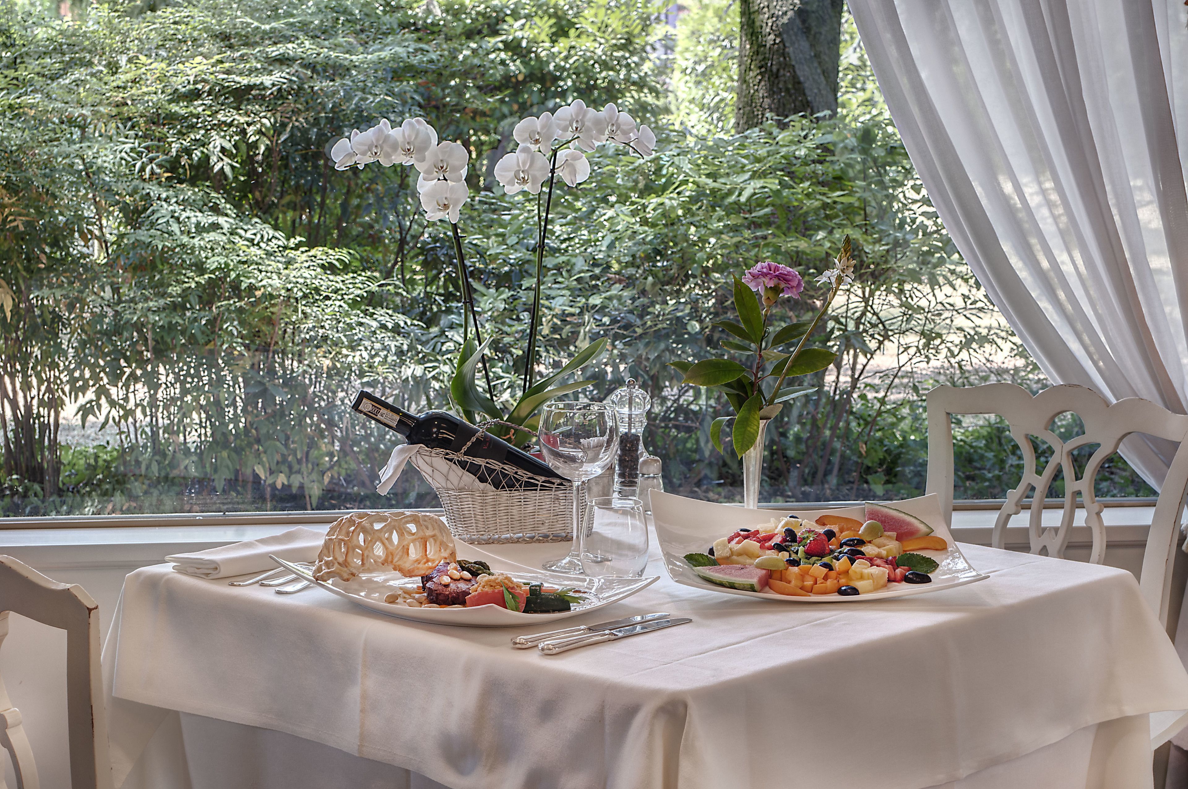 2 restaurants, breakfast, lunch, dinner served; international cuisine 