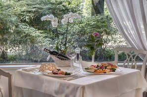 2 restaurantes; se sirve desayuno, almuerzo y cena; cocina internacional