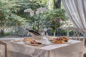 2 restaurantes; se sirve desayuno, almuerzo y cena; cocina internacional