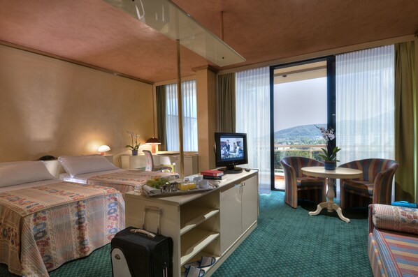 Suite | In-room safe, blackout drapes, soundproofing, iron/ironing board