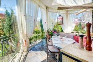 Petit déjeuner, déjeuner et dîner servis sur place