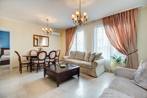 ดีลักซ์อพาร์ทเมนท์, 2 ห้องนอน, ระเบียง | ครัวขนาดเล็กส่วนตัว | ตู้เย็น, ไมโครเวฟ, เตาประกอบอาหาร, กาต้มน้ำไฟฟ้า