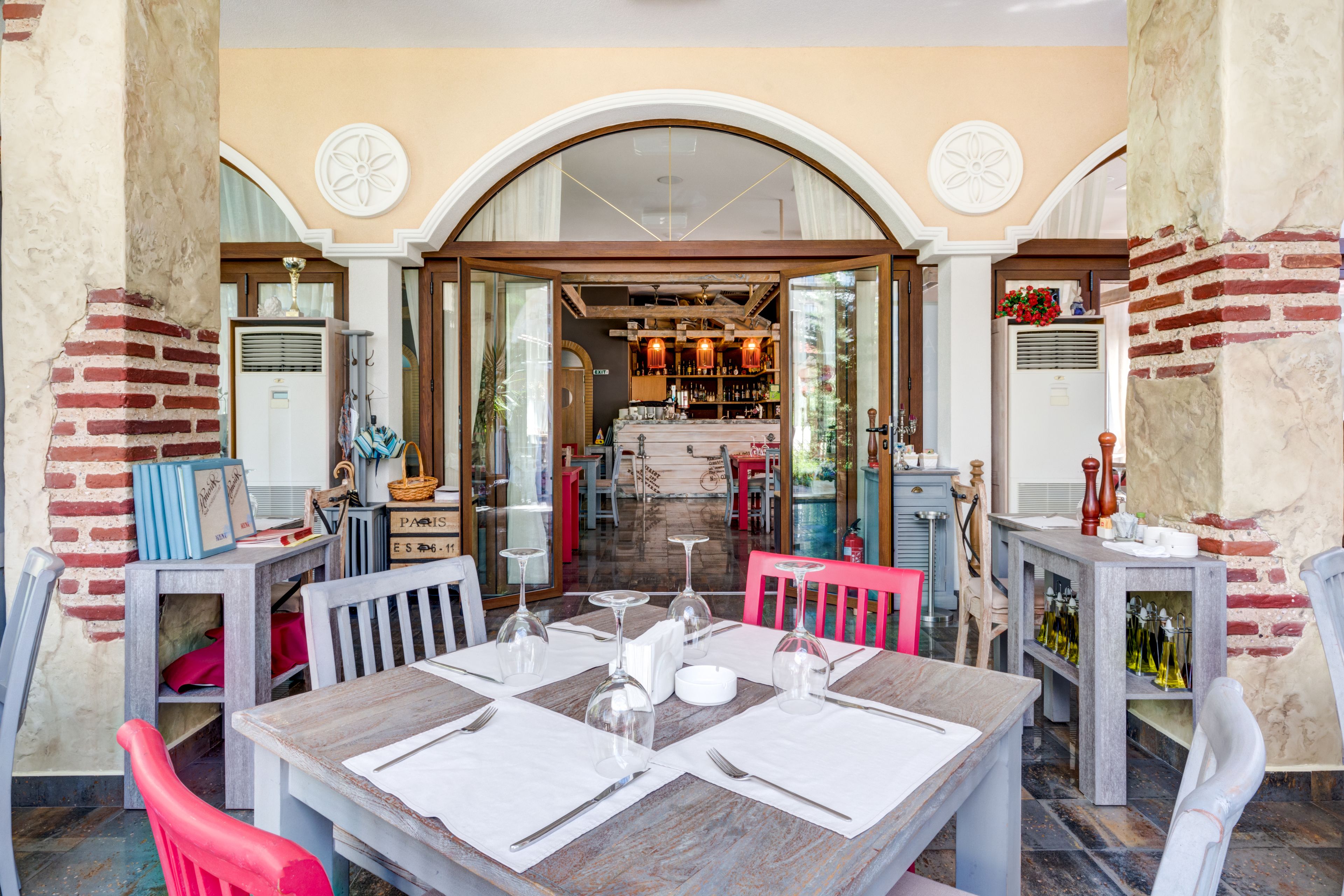 Breakfast, lunch, dinner served; international cuisine, garden views 