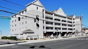 Ein mehrstöckiges Hotel mit Balkonen an der Philadelphia Avenue.