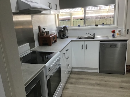 Fridge, microwave, oven, stovetop. Grantian, Bacchus Marsh