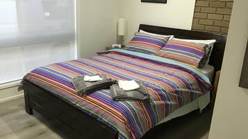 1 slaapkamer, een strijkplank/strijkijzer, beddengoed