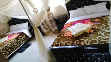 Escritorio, cortinas blackout y tabla de planchar con plancha