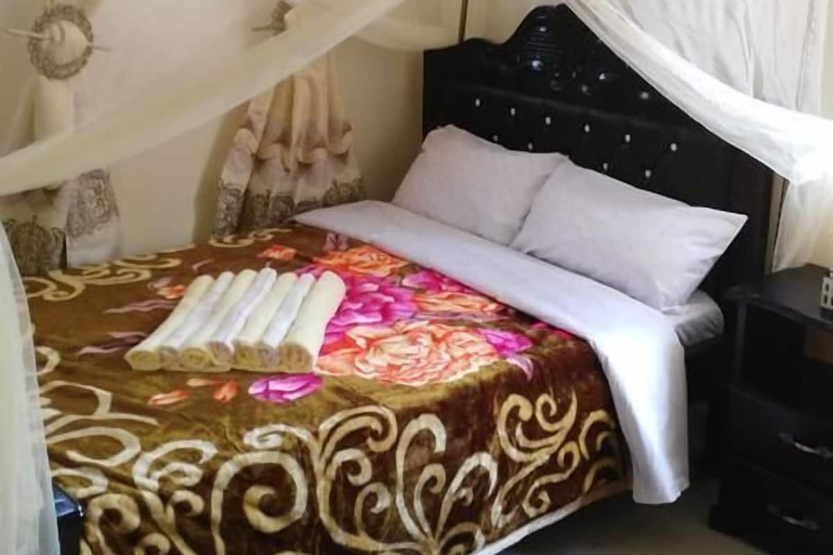 Escritorio, cortinas blackout y tabla de planchar con plancha