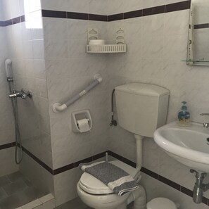 Standardværelse | Badeværelse | Bruser, gratis toiletartikler, hårtørrer, håndklæder