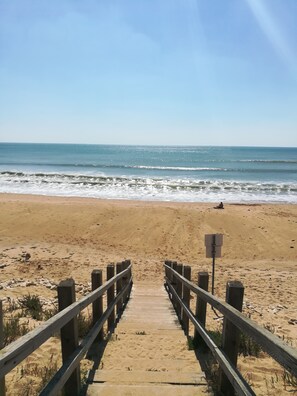 Na praia, espreguiçadeiras 
