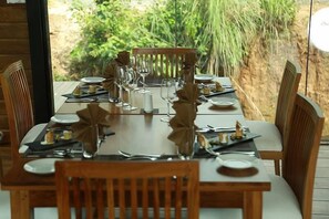 Se sirven desayunos, almuerzos, cenas y cocina local e internacional