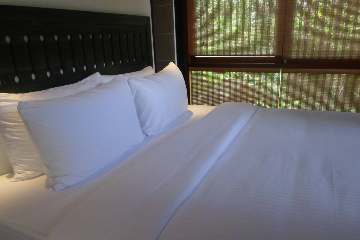 Chalé luxo, 1 cama King, para não fumantes, vista para a montanha | Frigobar, escrivaninha, Wi-Fi de cortesia, roupa de cama