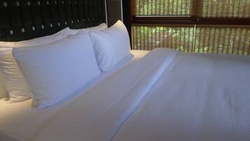 Deluxe Chalet, 1 Katil Raja (King), Non Smoking, Mountain View | Bar mini, meja, Wi-fi percuma, cadar katil
