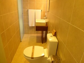 デラックス シャレー キングベッド 1 台 禁煙 マウンテンビュー | バスルーム | シャワー、バスアメニティ (無料)、バスローブ、スリッパ