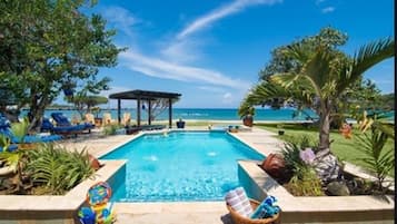 Kolam renang outdoor